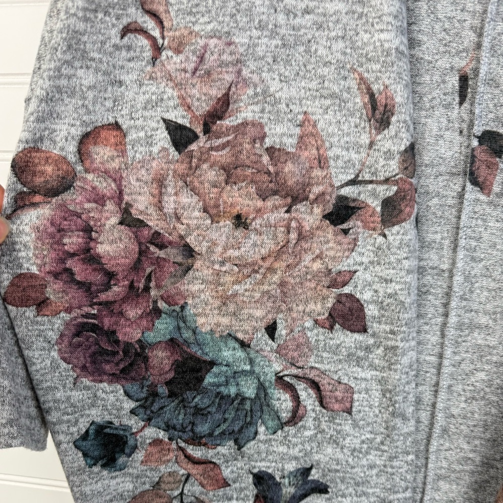Live in the Moment Gray Floral Open-Front Women's thin Cardigan sweater. Size M - Picture 3 of 6